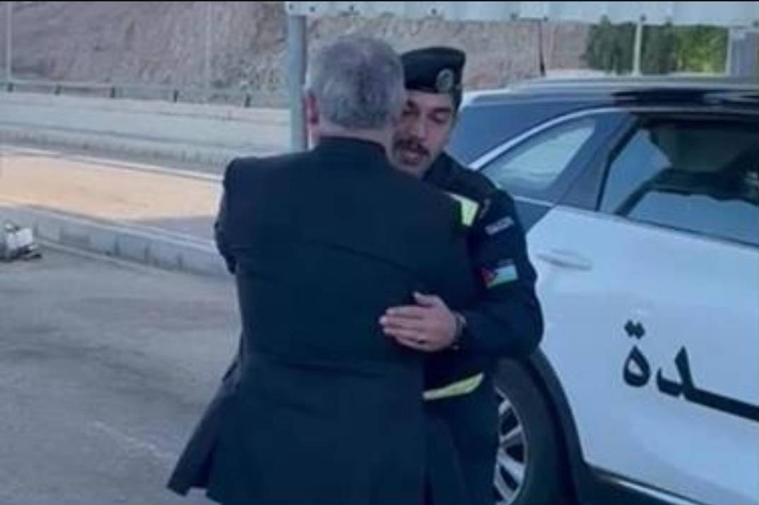 الملك وولي العهد يتوقفان للسلام على دورية أمن في العقبة