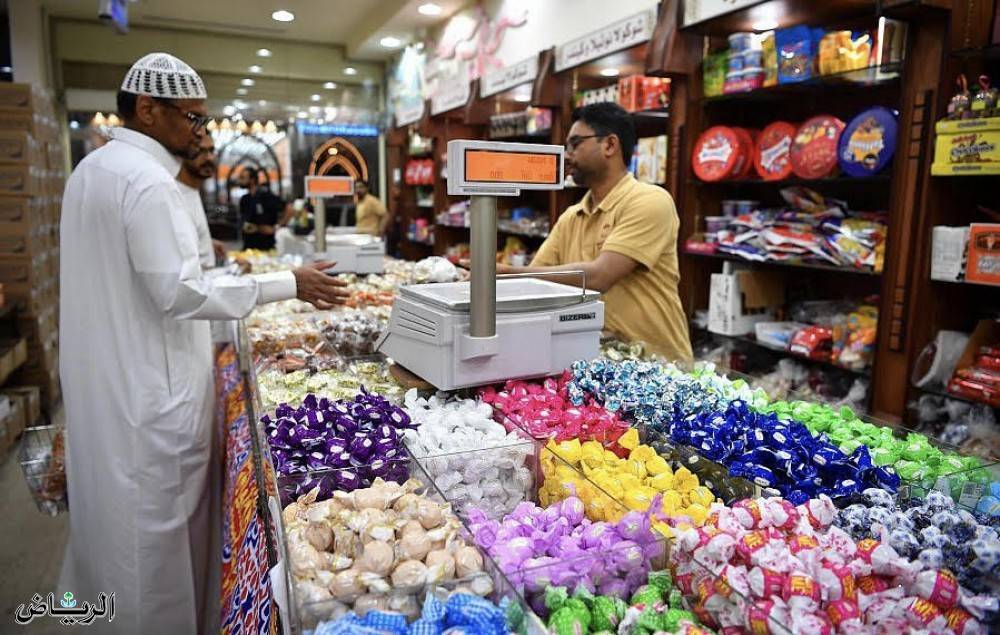 السعودية ..عيد الفطر يعيد للأسواق الشعبية بالمدينة نشاطها
