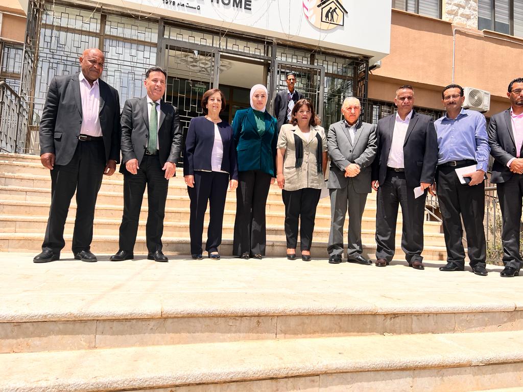 بني مصطفى تشارك كبار السن فرحتهم بالعيد.