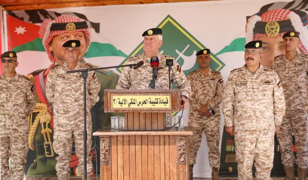 الحنيطي يشارك مرتبات كتيبة الحرس الملكي الآلية الثانية فرحة ثاني أيام العيد