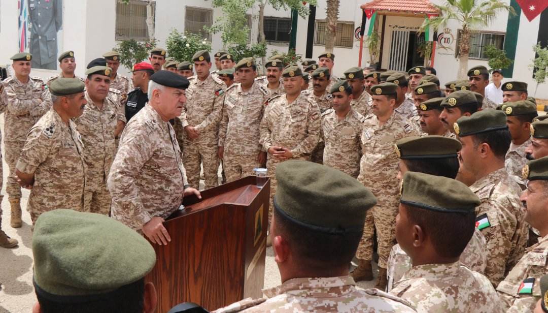 رئيس هيئة الأركان المشتركة يزور قيادة لواء الأمير زيد بن الحسين الآلي٩٣