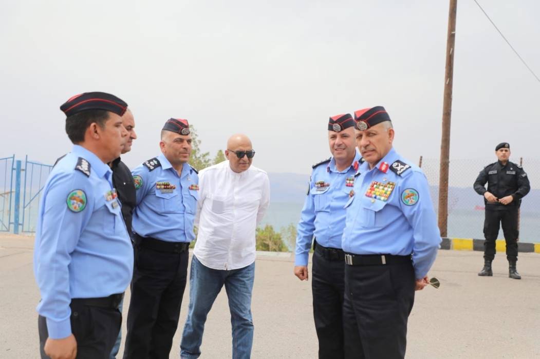 مدير الأمن العام يزور الدفاع المدني وإدارة الإقامة والحدود في العقبة....صور