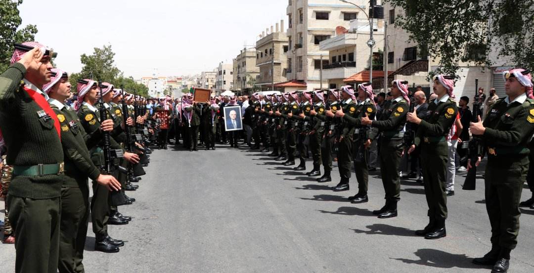 القوات المسلحة تشارك في تشييع جثمان رئيس الوزراء الأسبق مضر بدران...صور