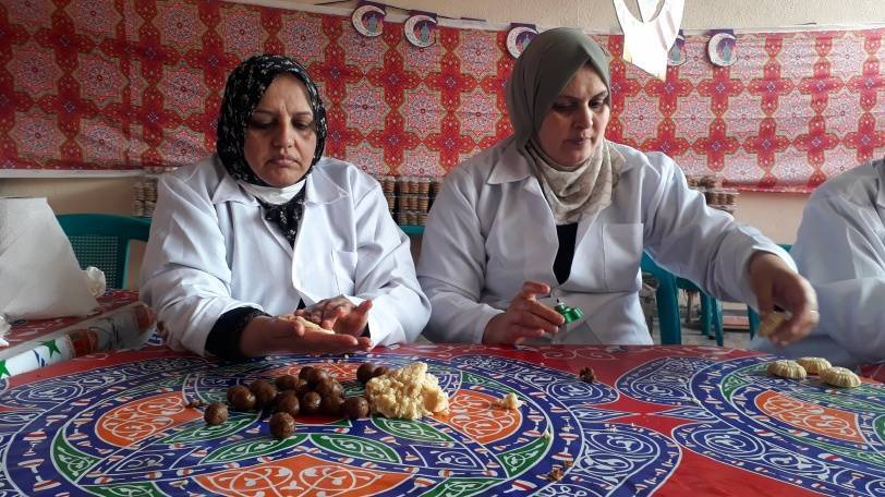 أمهات الأيتام يصنعن الكعك العيد طلبا للرزق في غزة