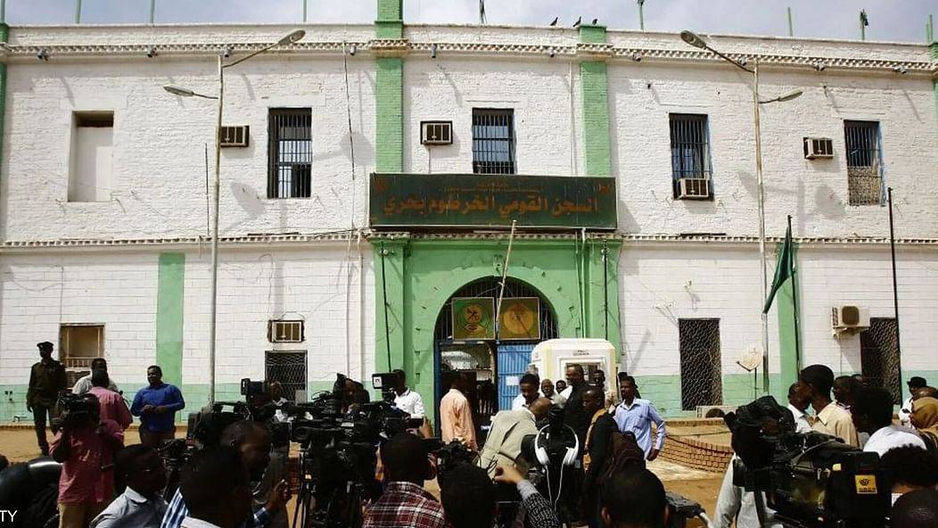 سجين سوادني هارب يحاول فك قيوده