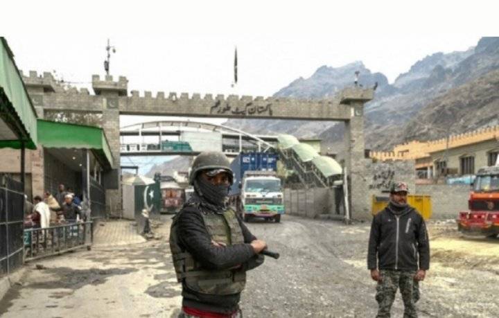 مقتل 8 أشخاص وإصابة أكثر من 40 في انفجارين استهدفا مركزا للشرطة بباكستان