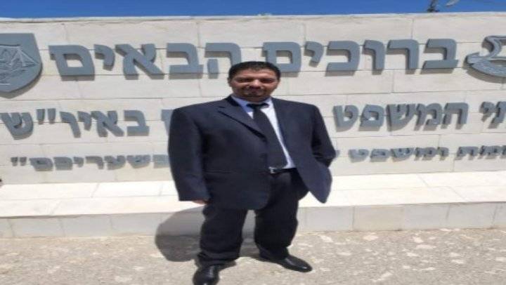 محام فلسطيني السرخي يمثل العدوان امام محكمة عوفر