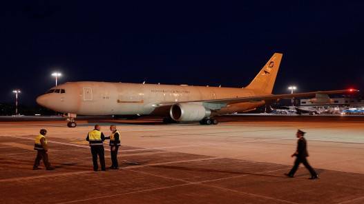 طوكيو تجلي العشرات من مواطنيها وتغلق سفارتها في السودان مؤقتا