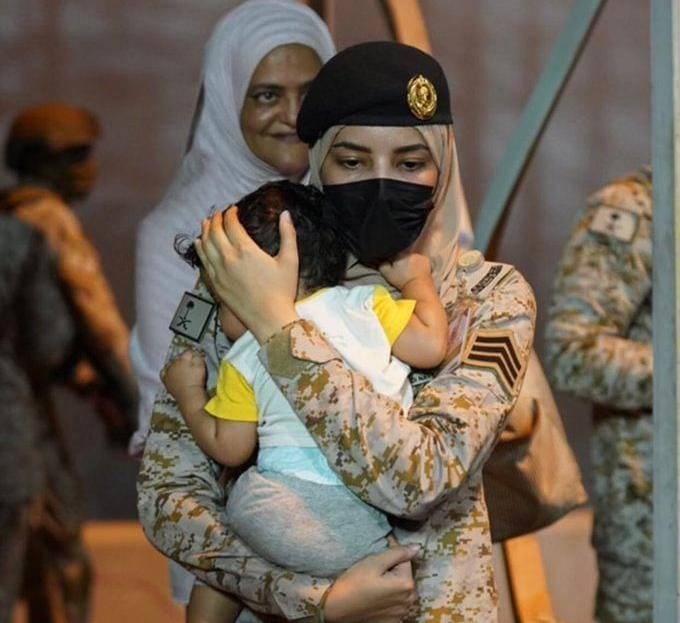 طفل سوداني يخطف الأنظار وهو بين يدي مجندة سعودية ...صور 