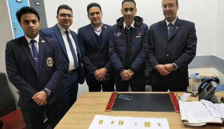 مصر تحبط محاولة تهريب سبائك ذهب في الملابس الداخلية.