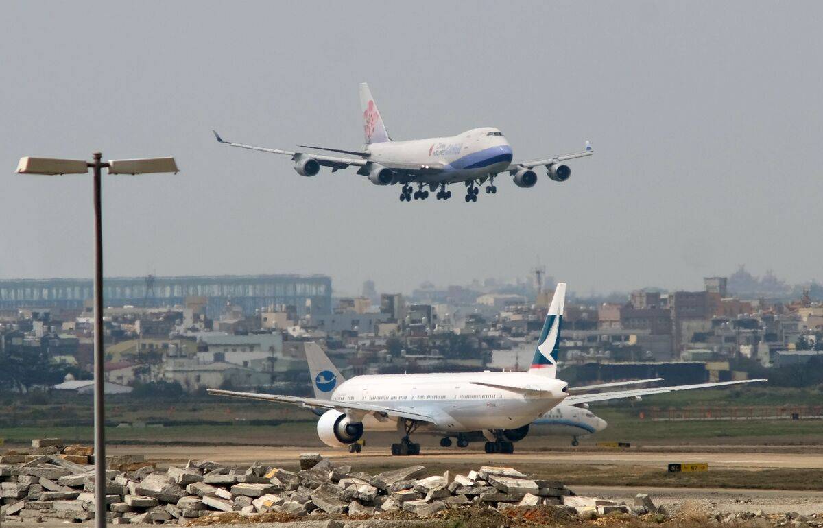 تايوان... غلق مدرج مطار تاويوان الدولي بسبب الاشتباه في وجود قنبلة على متن طائرة