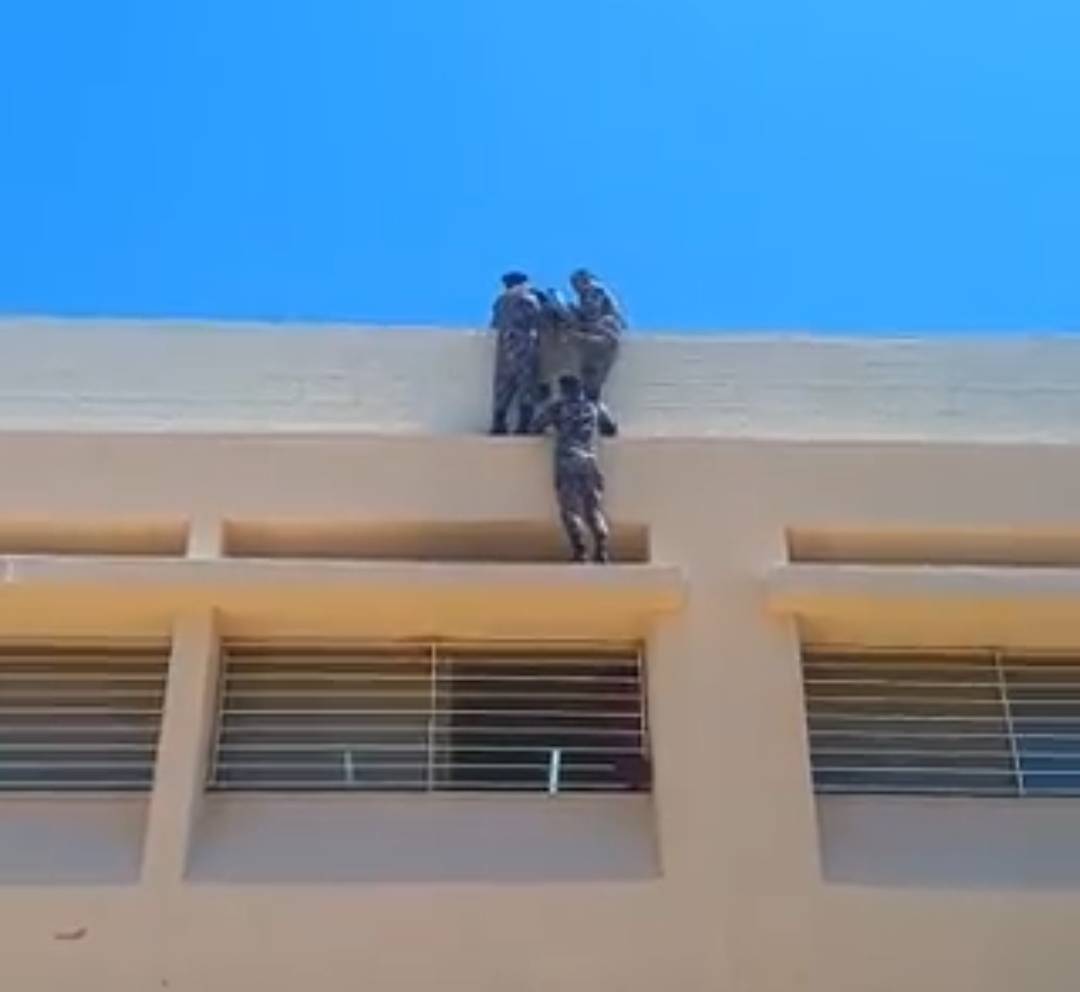 عاجل ..بالفيديو وسط هتافات الطلبة.. الدفاع المدني ينقذ طفل عالق على كرنيش طابق ثالث بمدرسة في إربد