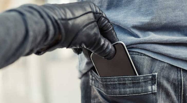 تجرأ على سرقة هاتف محمول من داخل قصر العدل في عمان.. وهذا مصيره