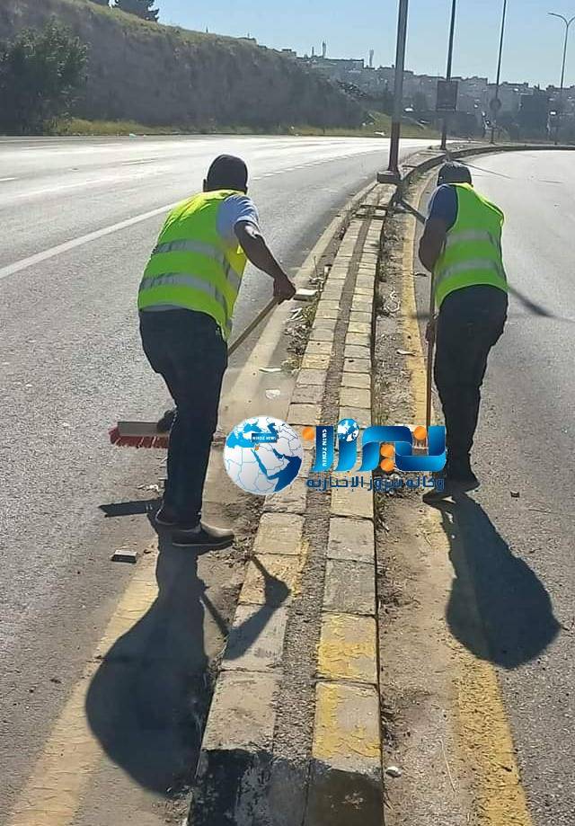 مجلس الخدمات المشتركة لمحافظة اربد يقوم  بتنظيف الطرقات من  النفايات