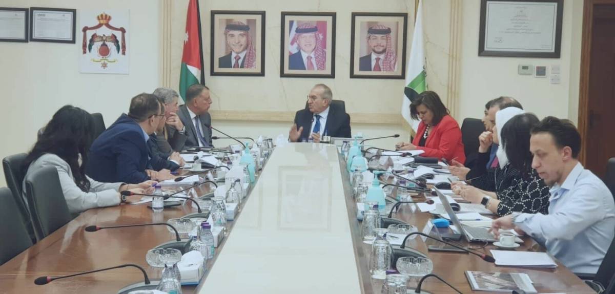 وزير الأشغال يترأس اجتماع توجيهية مشروع جسر الملك حسين الجديد