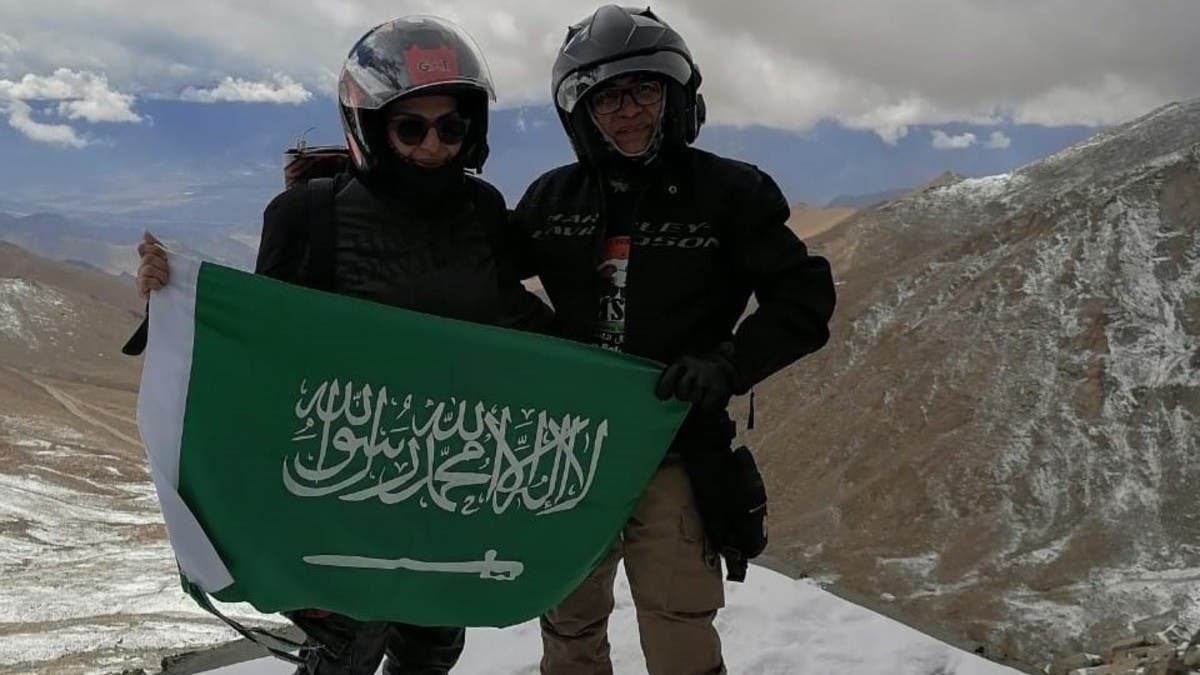 رحّالة سعودية تجوب البلاد بصحبة زوجها الهندي ...صور