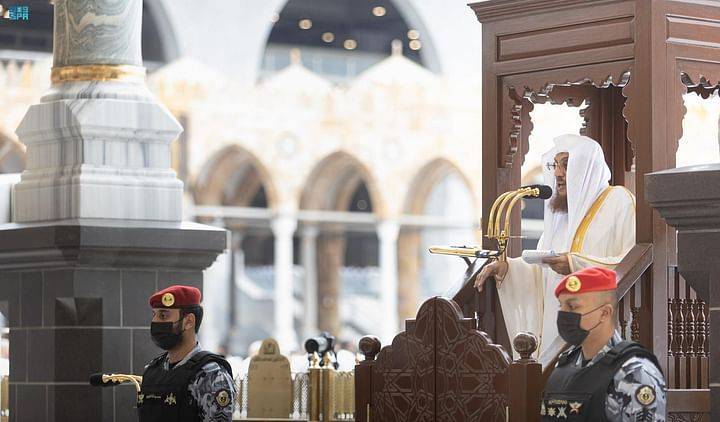 خطيب الحرم المكي: من صور المكر السيئ خداع الآخرين بمشروعات وهمية وصفقات فاشلة