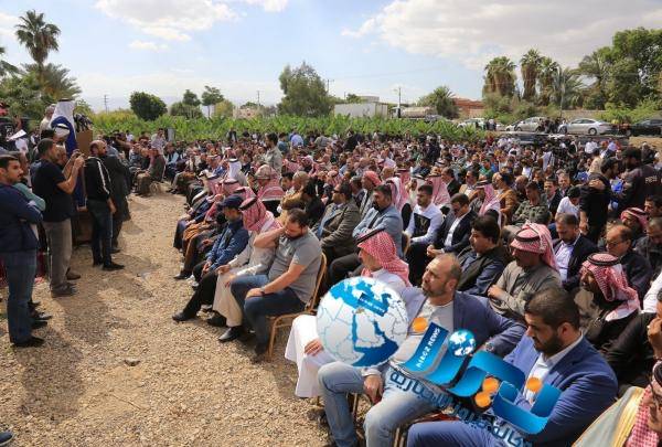 حشود في الشونة الجنوبية تطالب باستعادة النائب عماد العدوان