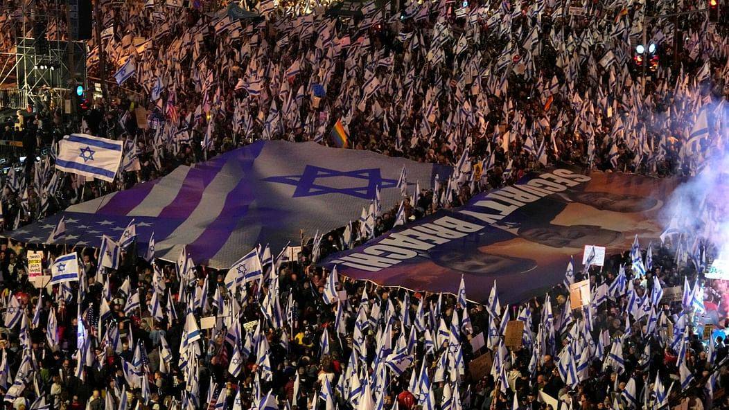 معاقبة ضابط في الجيش الإسرائيلي... شارك في مظاهرة بزيّه العسكري