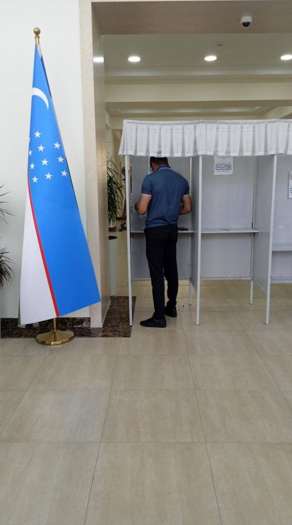 الناخبون يصوتون على دستور أوزبكستان الجديد