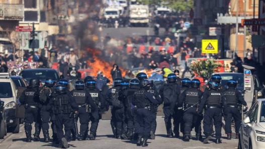 فرنسا تستعد لعيد عمال تاريخي وتظاهرات حاشدة ضد إصلاح نظام التقاعد