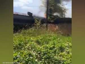 بـعبوة ناسفة.. فيديو لخروج قطار عن مساره في روسيا