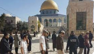 عشرات المستوطنين المتطرفين يقتحمون الأقصى