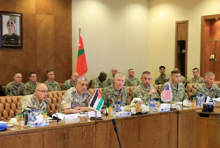 نائب رئيس هيئة الأركان المشتركة يستقبل قائد القوات البرية المركزية الأمريكية