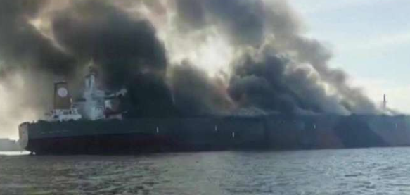 إنقاذ 25 شخصا وفقدان 3 في حريق ناقلة نفط قبالة سواحل ماليزيا