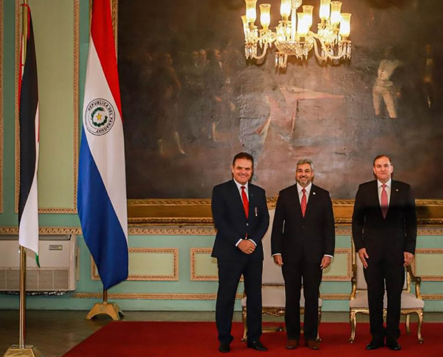 السفير المساعدة يقدم أوراق اعتماده لرئيس باراغواي