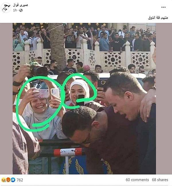 فتاتان تثيران الجدل في جنازة الفنان المصري مصطفى درويش