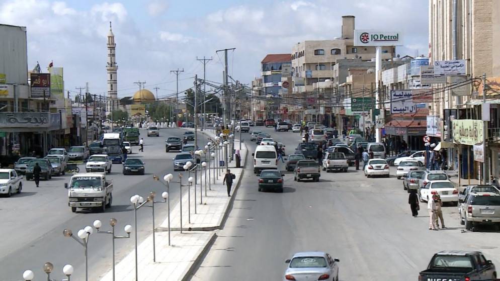بلدية المفرق تنفذ فتحات التفافية أمام مجمع السفريات