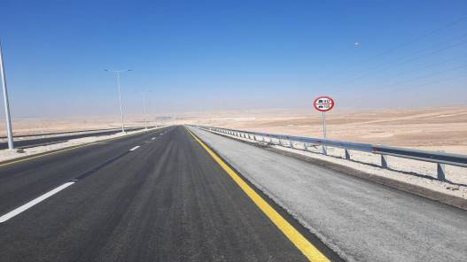 وزارة الأشغال تتعامل مع مخلفات حادث سير على الطريق الصحراوي