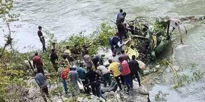 إصابة طيارين جراء تحطم مروحية هندية في كشمير