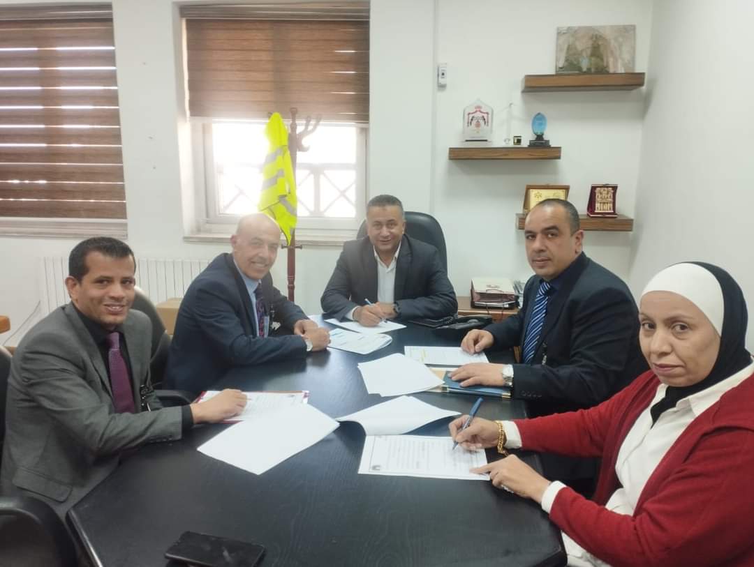 اجتماع ختامي للبدء بإجراءات تركيب أنظمة الطاقة المتجددة للمصابين العسكريين...صور