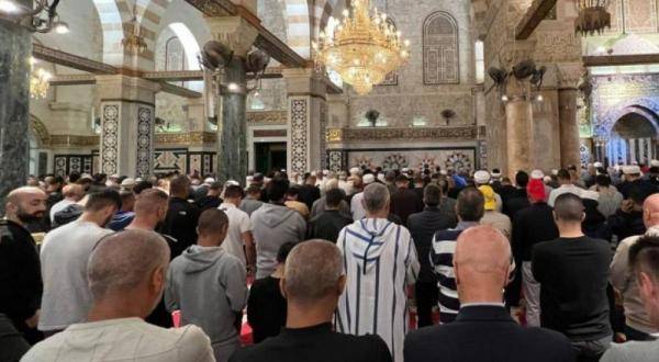 حشود تؤدي صلاة الفجر بالمسجدين الأقصى والإبراهيمي