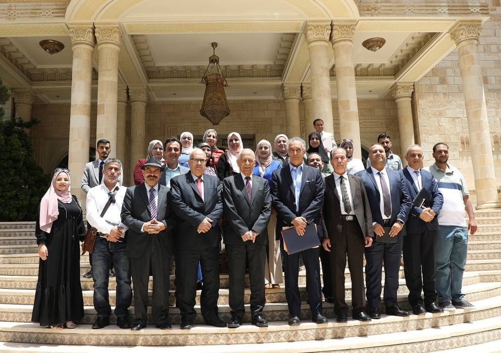 العيسوى يلتقي المشاركين في معرض المنتجات الحرفية في الديوان الملكي ...صور