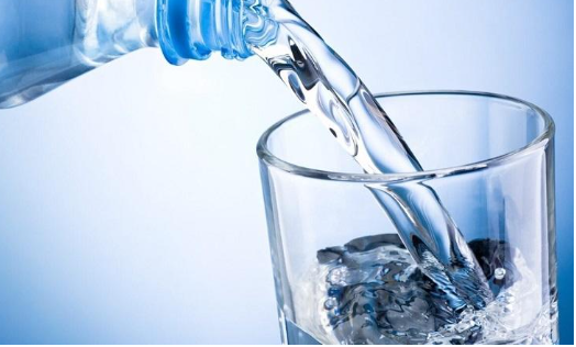 شرب لترين من الماء يومياً .. ماذا يقول العلم؟