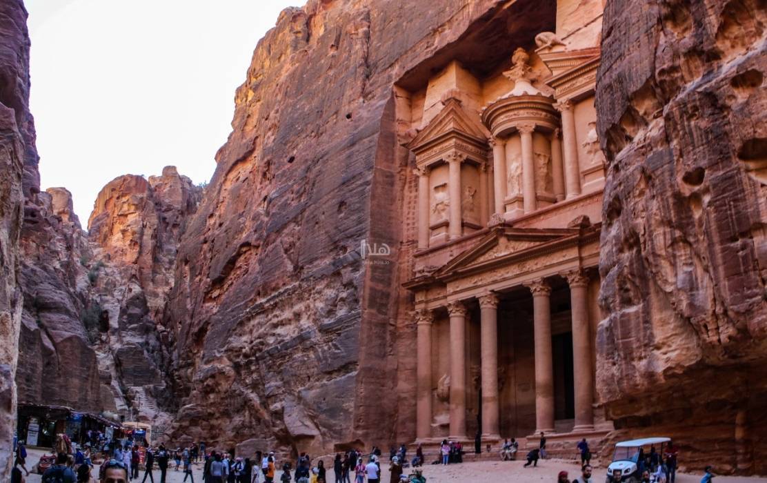 البترا تتخطى حاجز نصف مليون زائر