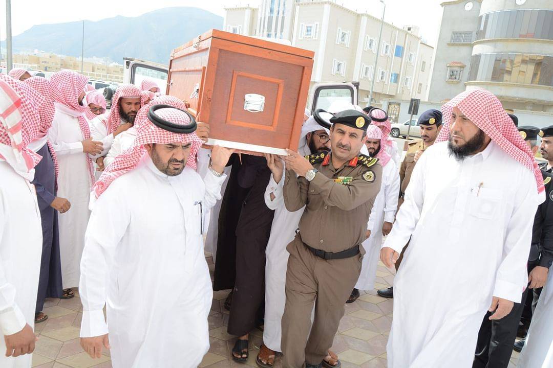 العميد مبارك  القحطاني يشارك في تشييع جثمان الشهيد الجندي عبدالله عسيري