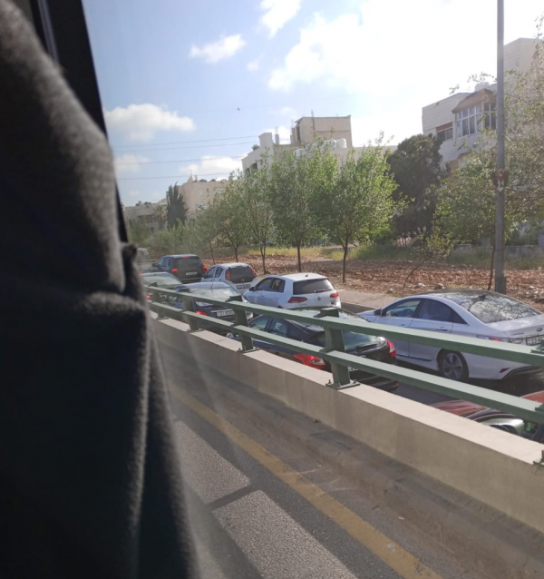 أزمة مرورية خانقة إثر تعطل حافلة كبيرة باتجاه الدوار السابع