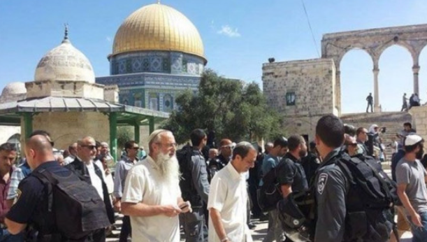 عشرات المستوطنين بقيادة الحاخام غليك يقتحمون باحات الأقصى