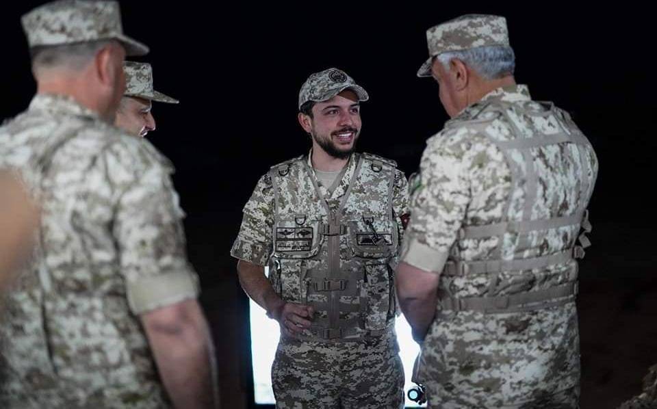 مندوباً عن جلالة الملك  ولي العهد يتابع تمرين صقور الهواشم3 الليلي...صور