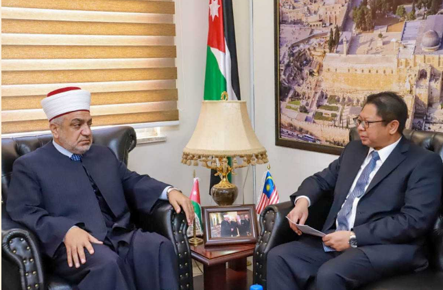 وزير الأوقاف يستقبل السفير الماليزي