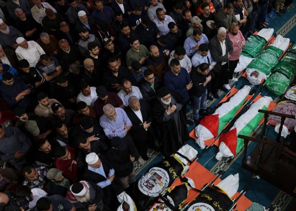 آلاف الفلسطينيين يشيعون 13 شهيدًا بغزة... صور