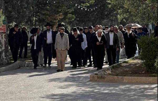 مستوطنون يقتحمون الأقصى وسط قيود مشددة