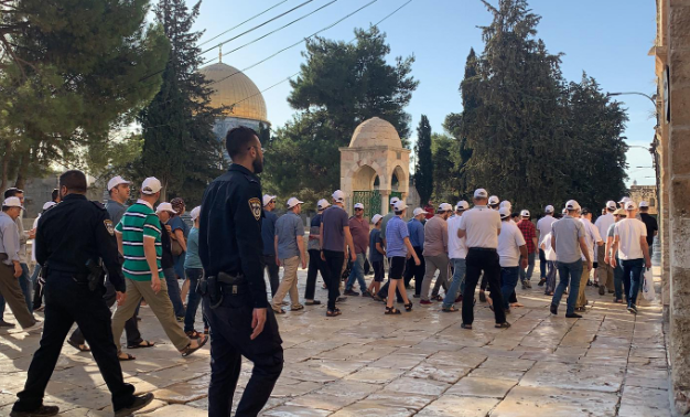 عشرات المستوطنين المتطرفين يقتحمون باحات الأقصى