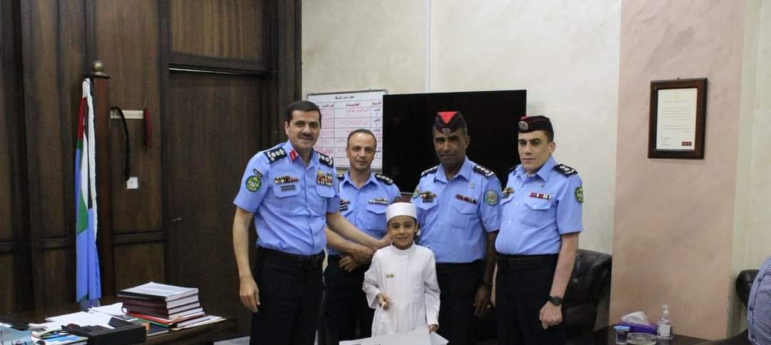 العقيد رعد الحديدي يكرم الطفل  عمر العامري