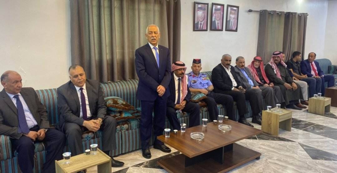 مندوبا عن الملك ..العيسوي  يقدم واجب العزاء  بوفاة المرحوم عبد الهادي فلاح الخلايله