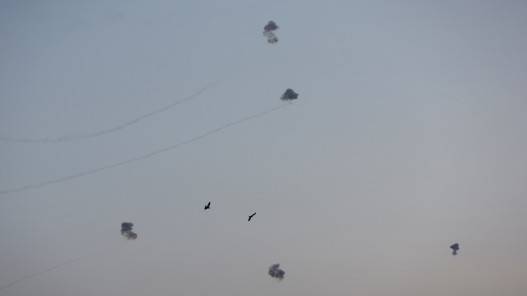 تضرر مبان برحوفوت جنوب تل أبيب بعد سقوط صواريخ من غزة